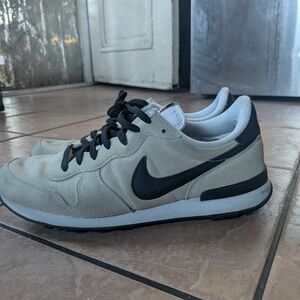 Nike Men's Black and Cream Sneakers